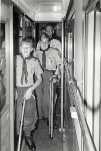 168020 Afbeelding van het vervoer van een groep invalide padvinders per trein te Amsterdam.